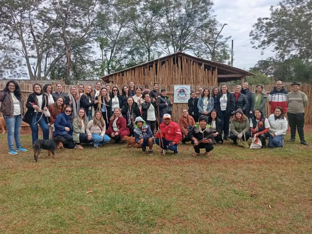 Professores da rede municipal visitam aldeia Arapy em formação sobre História e Patrimônio de Foz