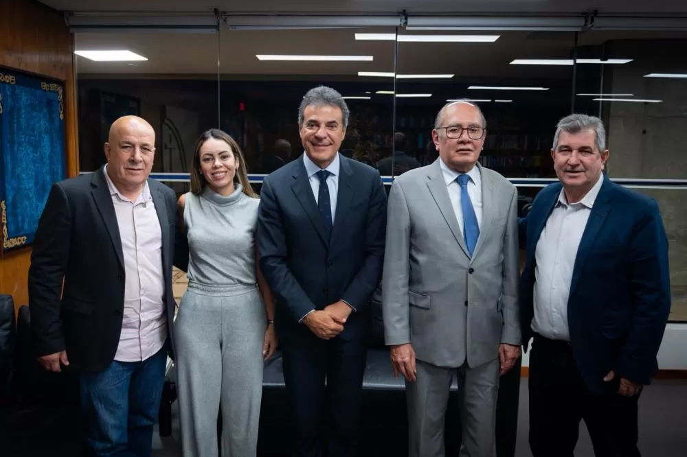 Da direita para a esquerda: Deputado Bazana, Ministro Gilmar Mendes, Deputado Beto Richa, Maíra de Oliveira (SEED) e Werther Fontes (FEAPAES).