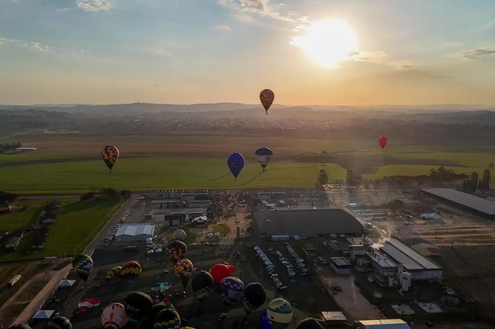 Com balões colorindo o céu, Castro dá as boas-vindas ao Festival da Primavera Foto: Felipe Henschel/AEN