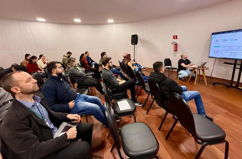 Foto: Tamara Soares/PMFI. Servidores e públicos externos participam de treinamentos sobre a nova plataforma.