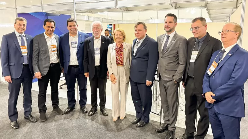 O deputado Gugu Bueno (PSD), primeiro-secretário da Casa e coordenador da Frente Parlamentar do Setor de Materiais de Construção, destacou a força do segmento e o compromisso da Assembleia com o fortalecimento do setor. Créditos: Divulgação/Assessoria Par