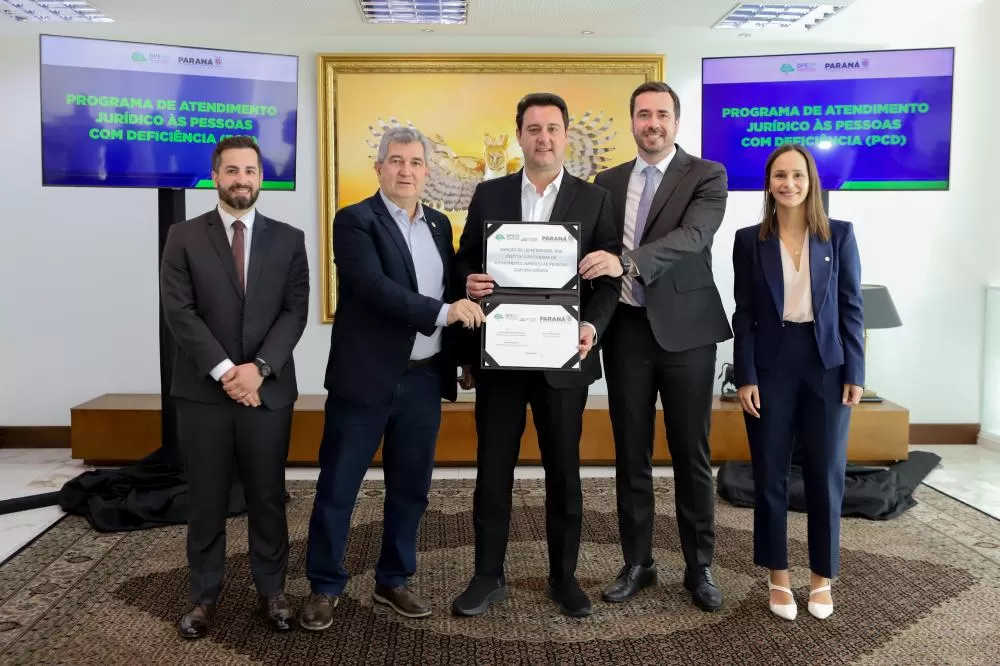 O governador Carlos Massa Ratinho Junior sancionou nesta quarta-feira (17) uma nova lei estadual que estabelece atendimento gratuito da Defensoria Pública do Estado do Paraná (DPE-PR) a Pessoas com Deficiência (PcD). Foto: Ari Dias/AEN