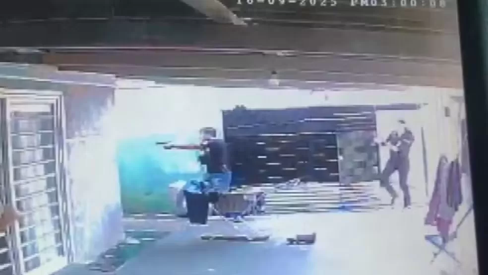 A polícia foi até a casa onde o homem estava e o prendeu em flagrante — Foto: Reprodução