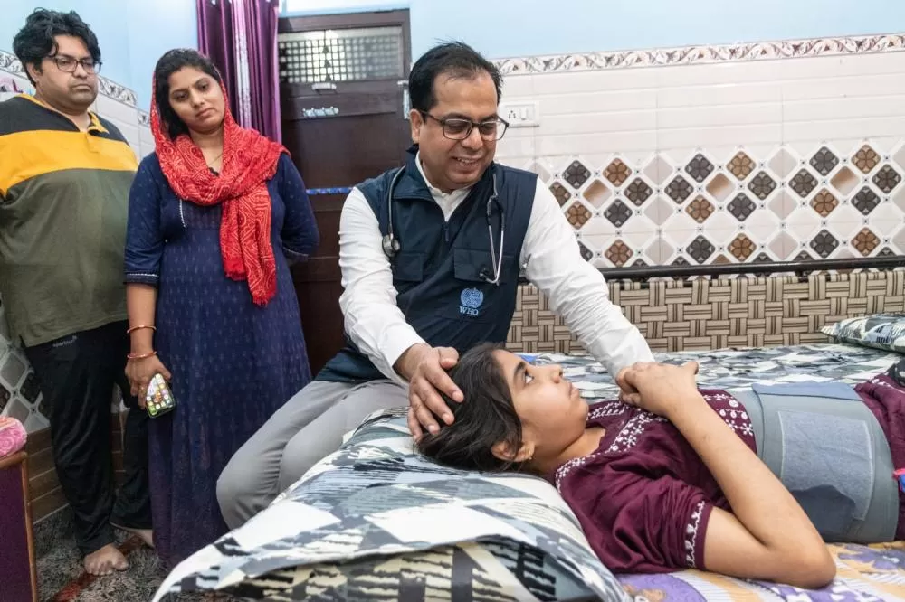 O Dr. Qaisar Nezam, médico da Organização Mundial da Saúde, examina Manasvi Shayma durante investigação de possível caso de pólio em Nova Délhi, na Índia. 14 de junho de 2024.