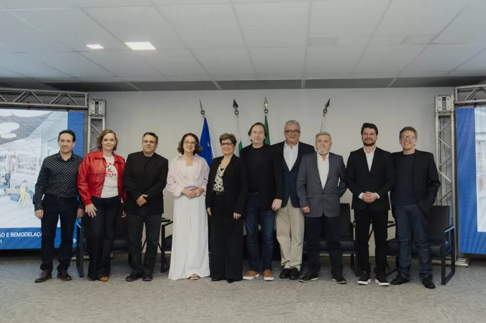 Autoridades, empresários, especialistas do varejo e representantes do empreendimento lançado.