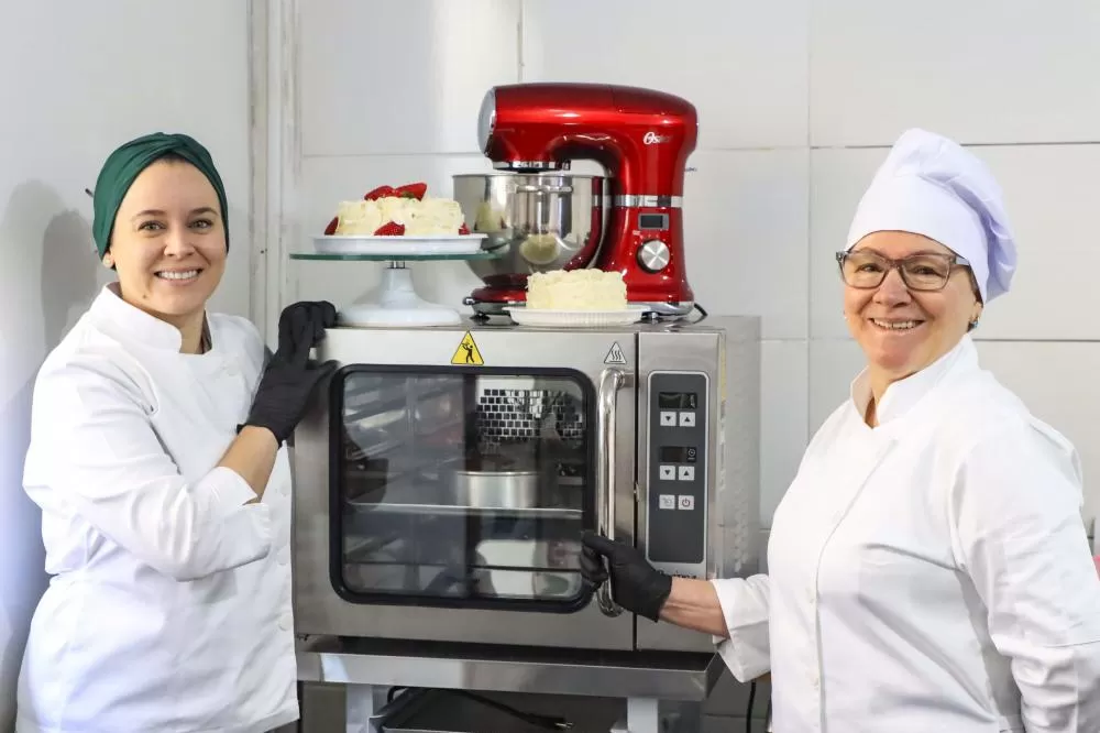 Neuza Bier Bolos é a primeira empresa a obter crédito na parceria da Prefeitura de Curitiba com a Fomento Paraná. Na imagem, as empreendedoras Cassiê e Neuza Bier. Curitiba, 23/09/2025. Foto: José Fernando Ogura/SECOM Foto: José Fernando Ogura/SECOM