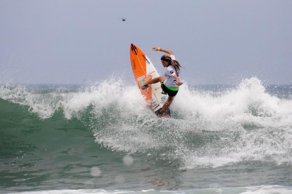 A surfista Luara Mandelli, de 14 anos, foi bolsista do programa nos últimos quatro anos e desde então vem se mostrando como uma promessa na modalidade. (Foto: Paraná Esporte)