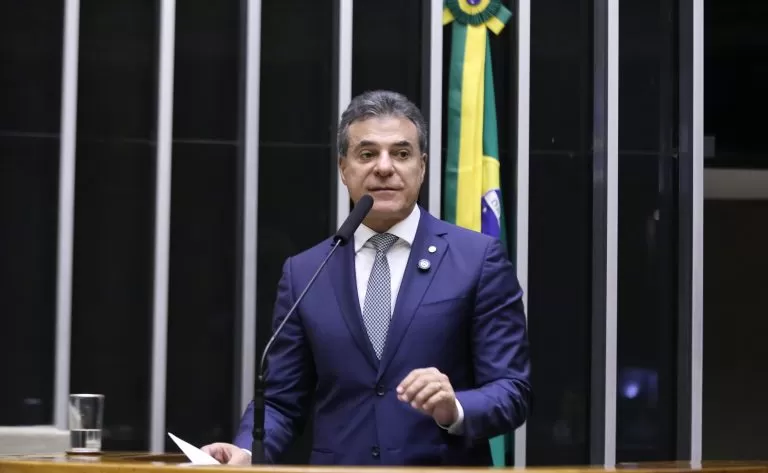 Beto Richa: “Muitos profissionais permanecem à margem do sistema” Fonte: Agência Câmara de Notícias