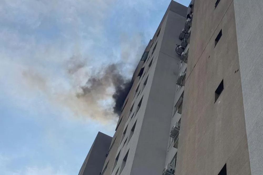 Bombeiros de Cascavel resgatam vítimas de incêndio em apartamento no 13º andar Foto: CBMPR