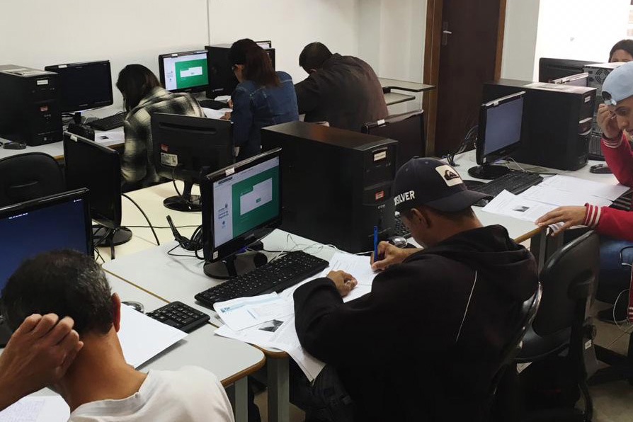 Começaram na segunda-feira as inscrições para exames da EJA do ensino médio (Foto: Seed-Pr)