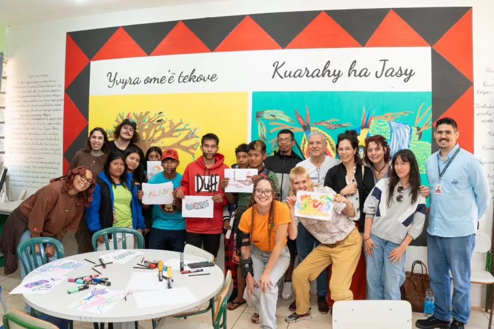 Alunos do Colégio Estadual Indígena Teko Ñemoingo trocam experiência com os artistas. Fotos: Sara Cheida
