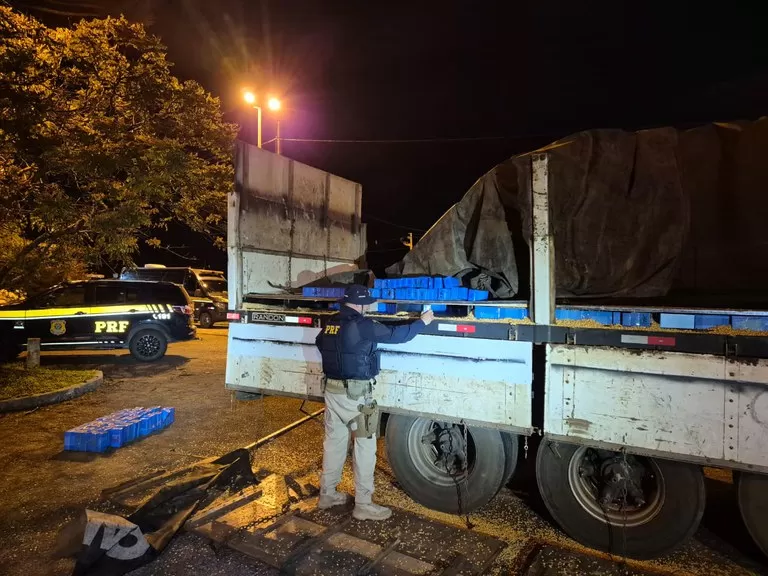 PRF apreende celulares em compartimento oculto de carreta na BR-116 em Fazenda Rio Grande (PR)