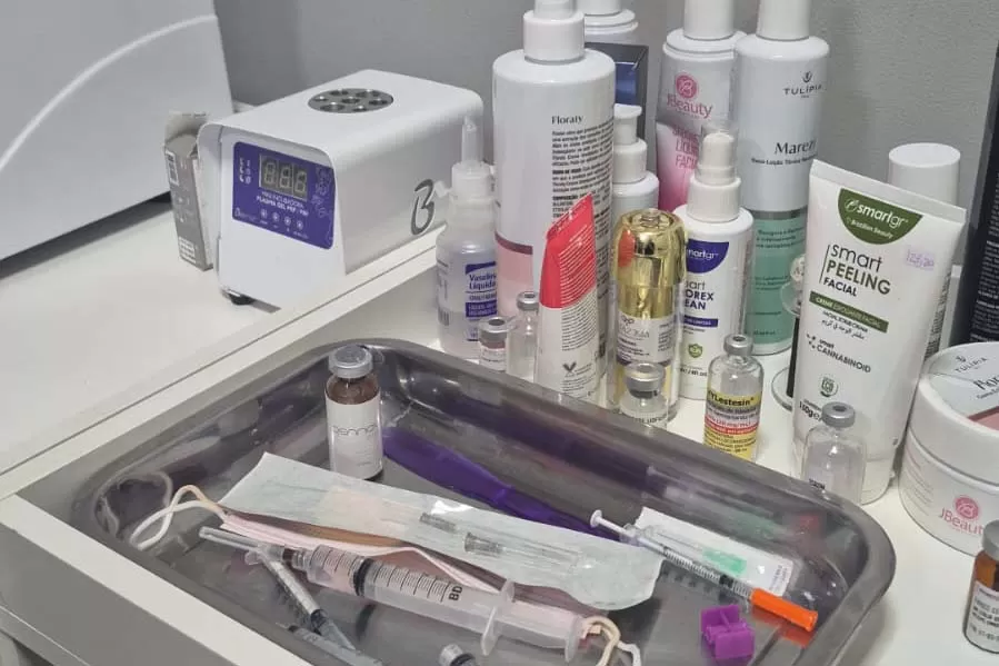 PCPR prende mulher por realizar procedimentos estéticos ilegais e usar medicamentos sem registro em clínica no bairro CIC Foto: PCPR