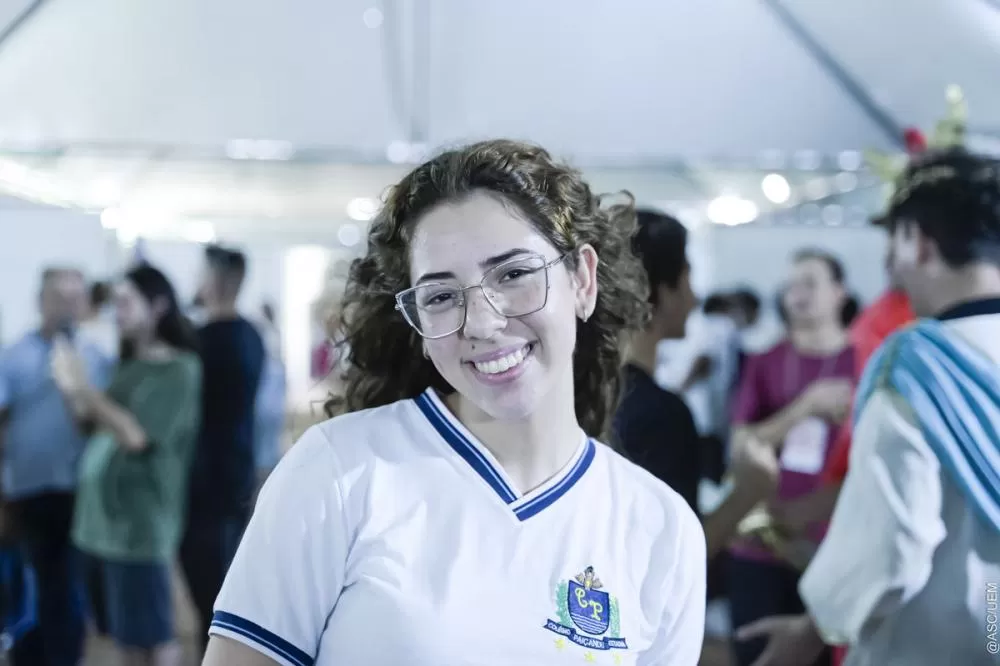 Micaelly Vitória Leibante, de 16 anos, já começa a elencar os estandes que mais a atraíram e qual profissão pretende seguir Foto: UEM