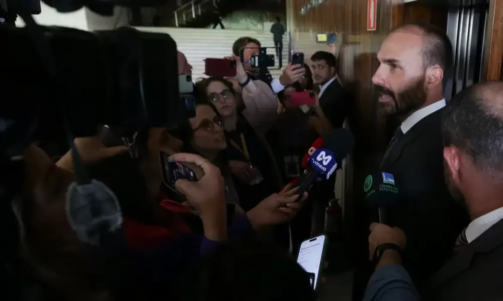 Por unanimidade, STF torna Eduardo Bolsonaro réu por atuação nos EUA