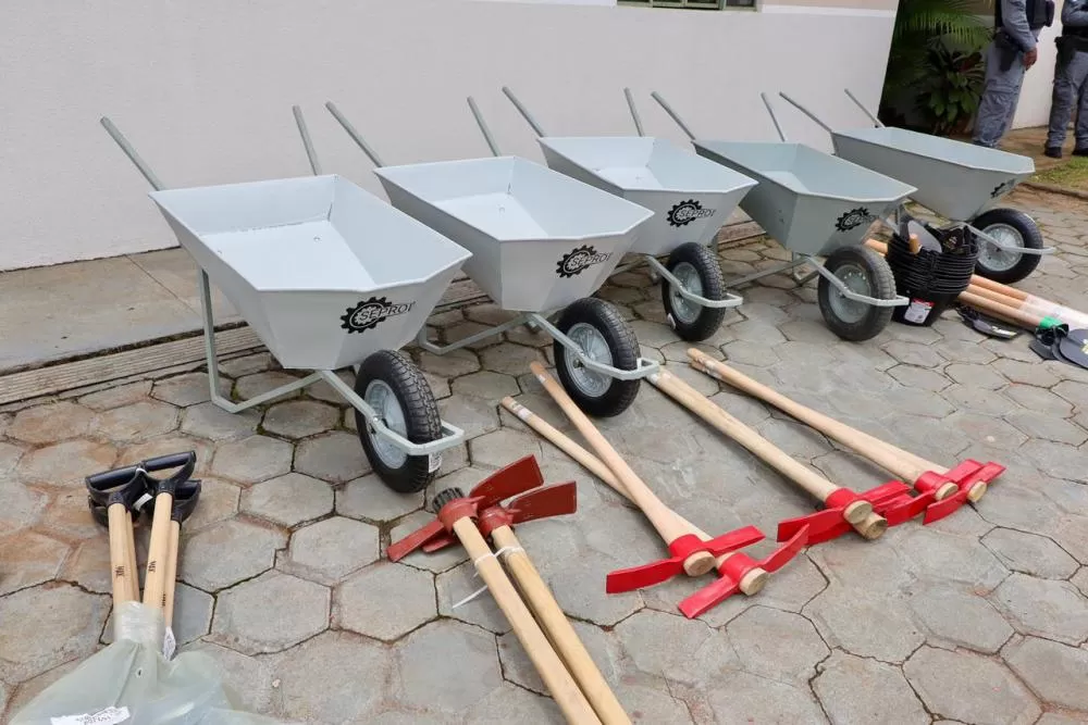 Carrinhos de mão produzidos por custodiados de Piraquara já estão sendo utilizados na reconstrução de Rio Bonito do Iguaçu Foto: Ruan Felipe/SESP