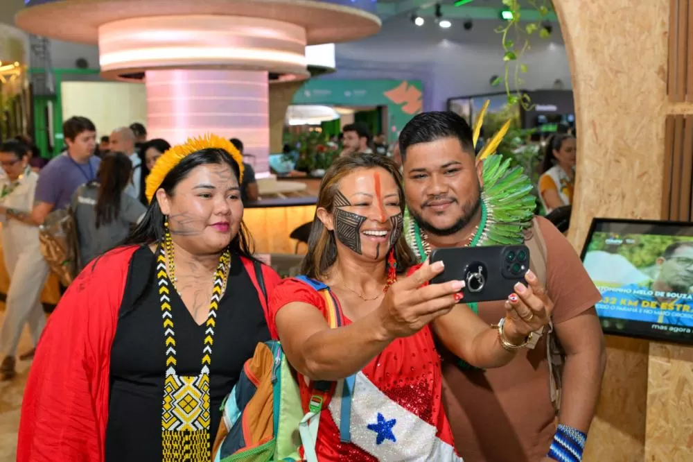 Selfie no estande da Itaipu. Foto: William Brisida/Itaipu Binacional.