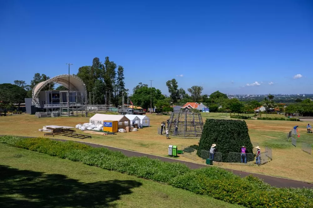 Montagem do Natal já começou no Gramadão. Fotos: William Brisida/Itaipu Binacional.