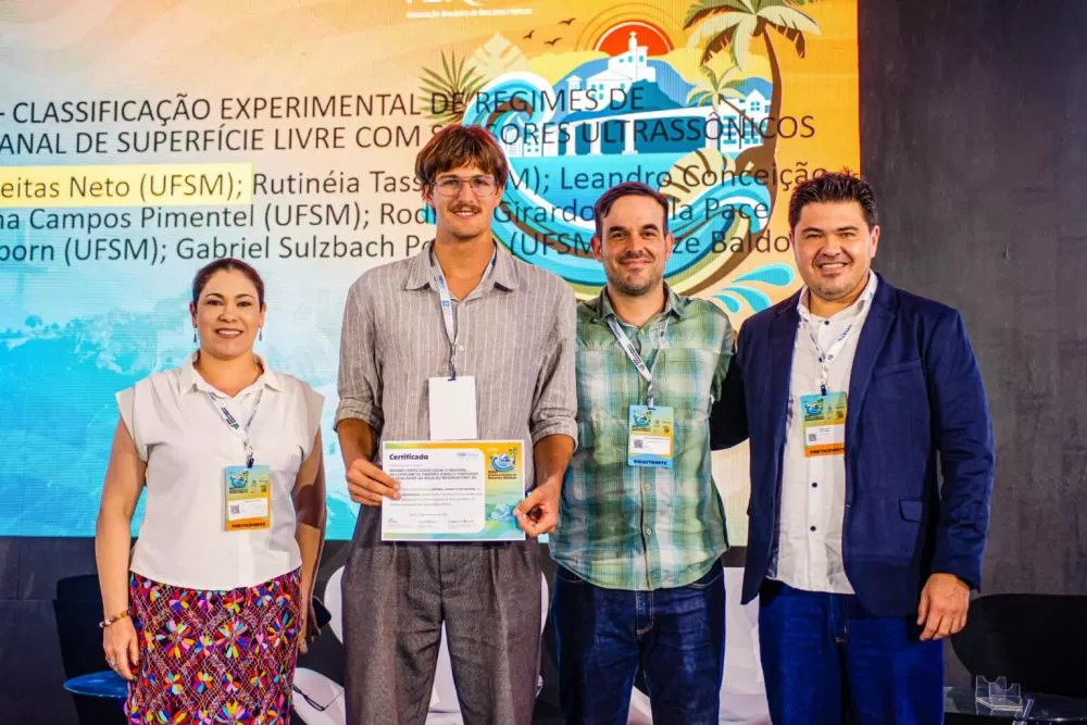 Da esquerda para direita, Jussara Elias de Souza (da Itaipu), Felipe Martins Pineroli (um dos autores do estudo premiado), Luiz Borges Chaffe (professor da UFSC) e André Watanabe (Itaipu). Foto: Cloves Louzada/Itaipu Binacional.