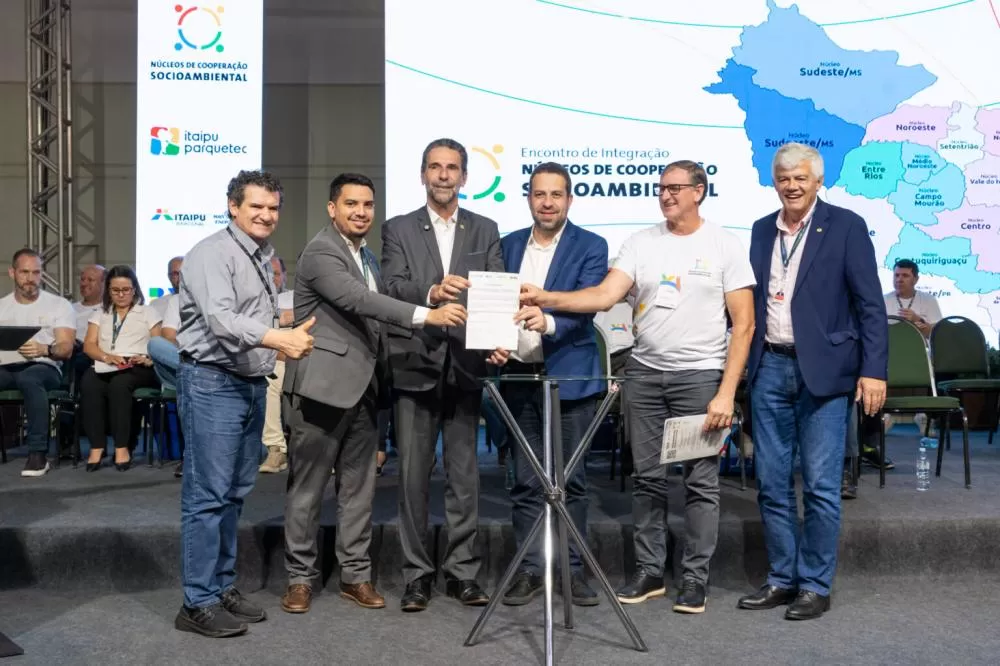 Assinatura do compromisso de apoio a projetos dos Núcleos de Cooperação Socioambiental. Fotos: Sara Cheida/Itaipu Binacional.