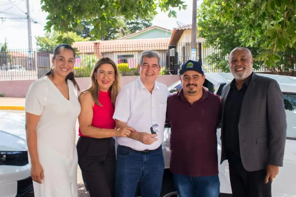 Deputado Bazana (ao centro), com o prefeito de Califórnia Paulo da Padaria, o presidente da APAE José Carlos, a diretora da APAE Márcia e a secretária de Esporte Thaís.