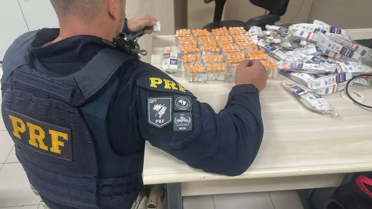 PRF apreende quase 300 ampolas de emagrecedores dentro de pneu estepe em Arapongas (PR)