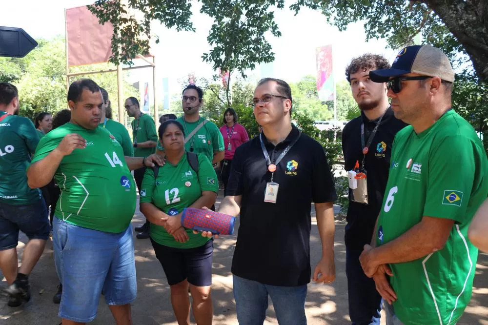 Cegos testam crachá desenvolvido na Unioeste que lê e descreve imagens com IA Foto: Unioeste