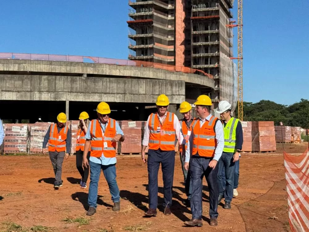 Diretores da Itaipu fazem visita para acompanhar avanço das obras do Campus Arandu