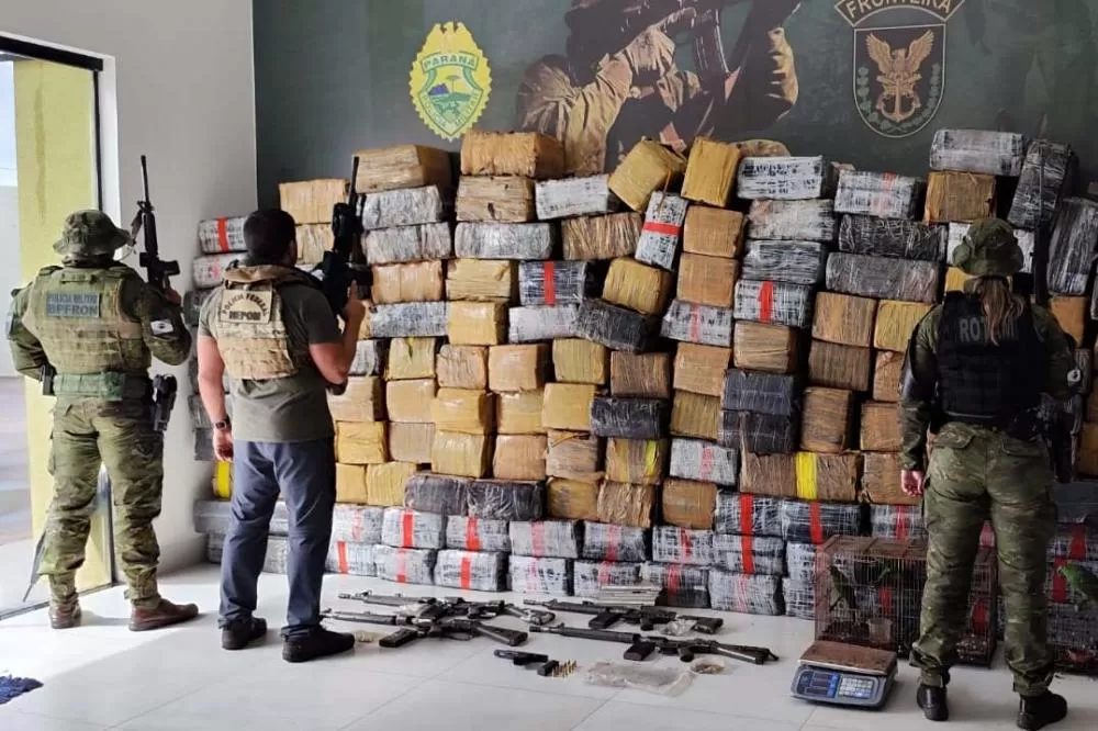 PMPR e PF apreendem 3,5 toneladas de maconha e quatro fuzis em Icaraíma