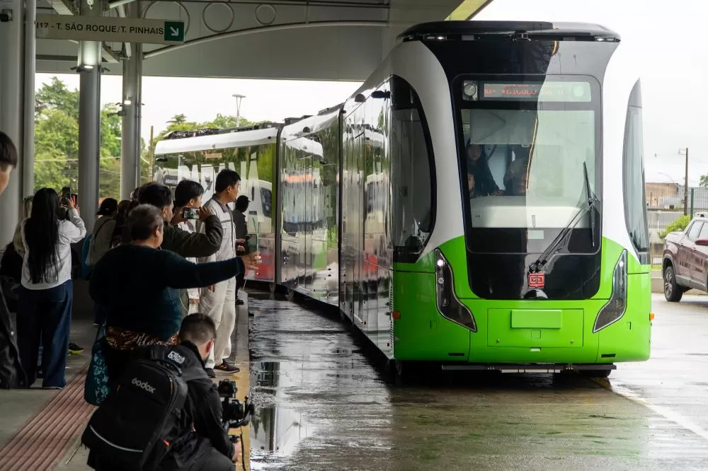 População se surpreende com tecnologia e aprova primeira viagem do Bonde Urbano Digital Foto: Felipe Henschel/AEN