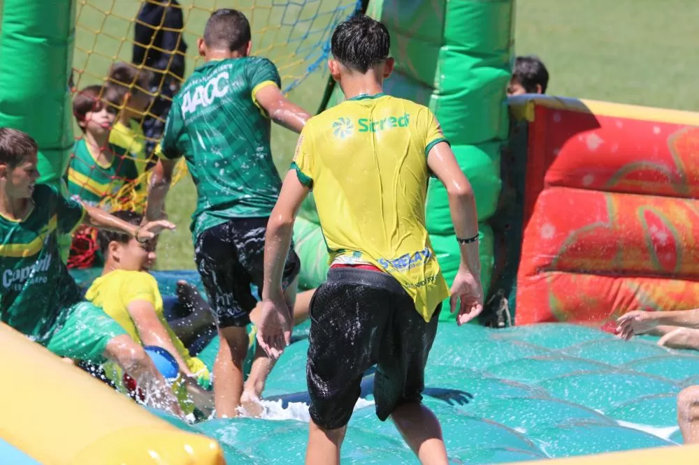 AACC encerra temporada 2025 das escolinhas com atividades recreativas que reuniram centenas de crianças