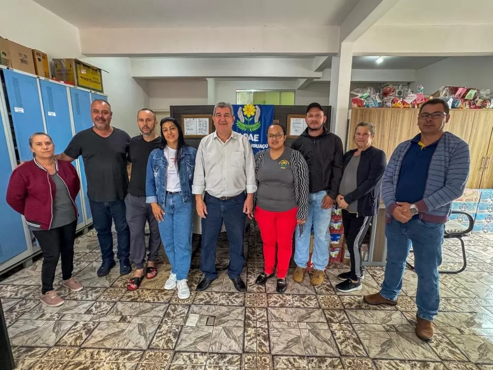 Deputado Bazana (ao centro) com equipe da APAE de Rio Bonito do Iguaçu.