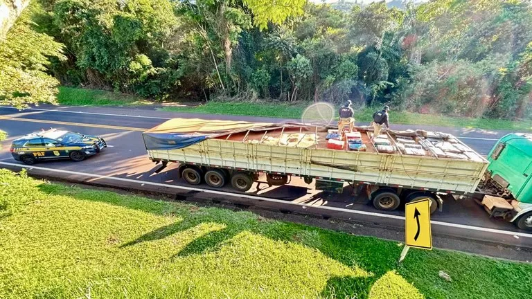 PRF apreende mais de 1,1 tonelada de maconha na BR-277 em Laranjeiras do Sul (PR)