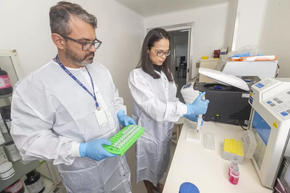 A coordenadora do projeto pelo Tecpar, Lucianna Freitas, e pesquisador do Centro de Imunobiológicos Veterinários do Tecpar, Luciano Luna. Foto: Hedeson Alves/TECPAR