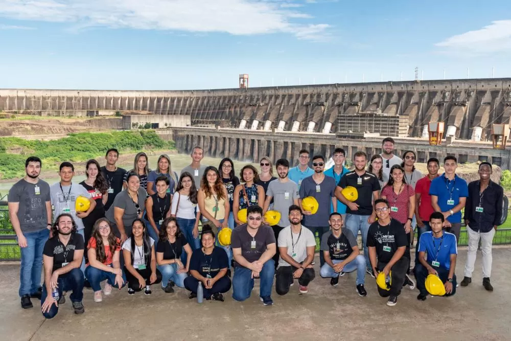 Grupo de estagiários no Mirante Central da usina. Foto: Rubens Fraulini/Itaipu Binacional.