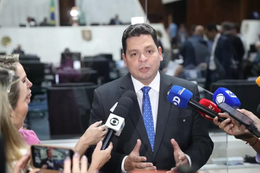 Gugu Bueno e prefeito Eduardo Henrichs entregam ônibus para estudantes universitários de Boa Vista da Aparecida