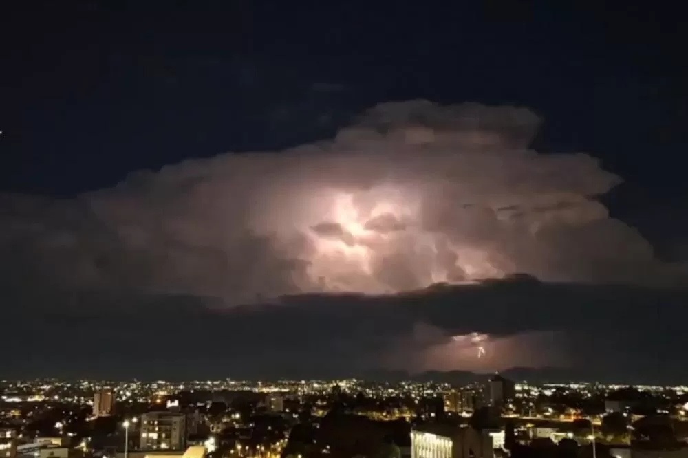 Após raios no céu, chuva diminui e temperaturas seguem na gangorra no Paraná Foto: Simepar