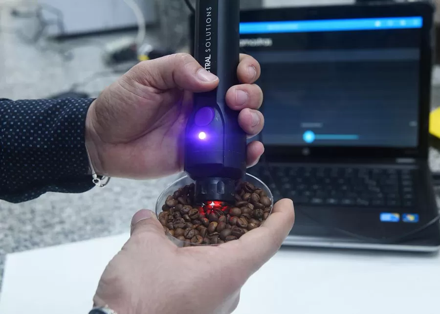 Análise dos grãos de café na versão portátil do equipamento de infravermelho próximo (NIR) Foto: Antonio Scarpinetti (SEC)