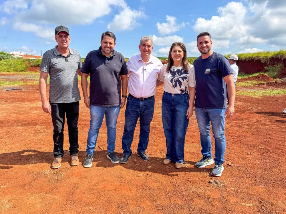 Deputado Bazana ao centro com a prefeita Ana Lúcia, o vice-prefeito Ricardinho, o diretor da APAE Toledinho e os vereadores Fininho e Felipe Zanin.
