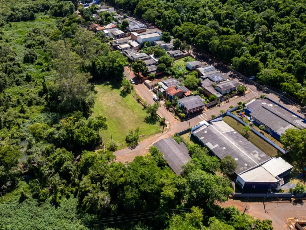 Vista aérea da área transferida. CMEI será construído na área do campinho de futebol. Foto: William Brisida/Itaipu Binacional.