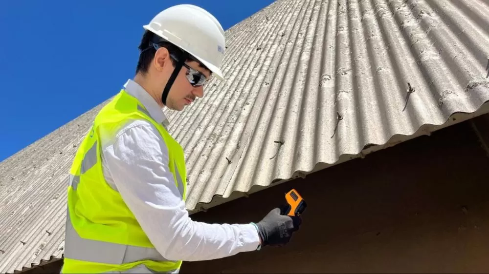 À esquerda, dois armazéns já avançados em impermeabilização, em contraste com os demais ainda sem limpeza na Unidade de Ponta Grossa. Foto: Divulgação/RenovaTech.