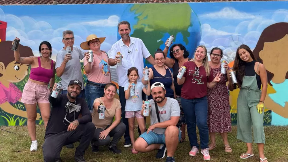 A primeira oficina ocorreu na fachada de uma escola pública em Paranaguá; pintura teve a participação da comunidade local