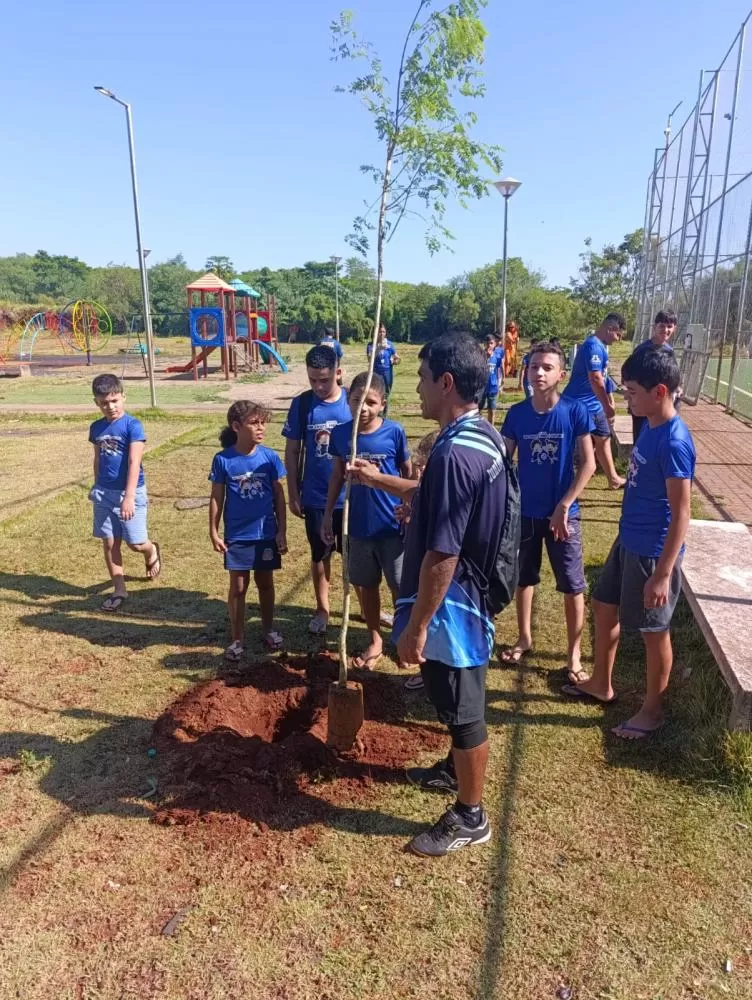 Ação de zeladoria e plantio de mudas envolve alunos no Complexo Esportivo Raimundo Pereira, no Jardim Jupira