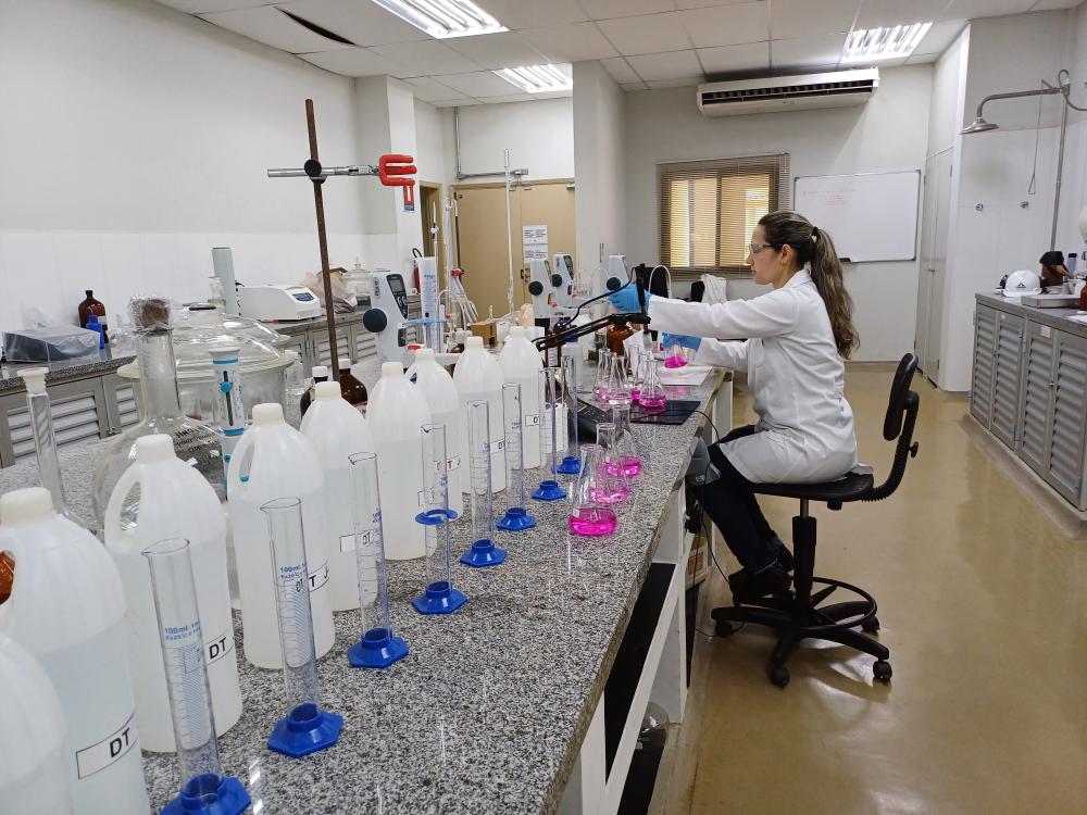 Roseli no laboratório. Foto: Arquivo pessoal. 