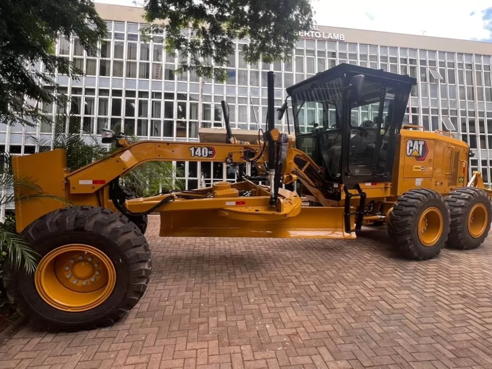 Prefeitura adquire nova motoniveladora