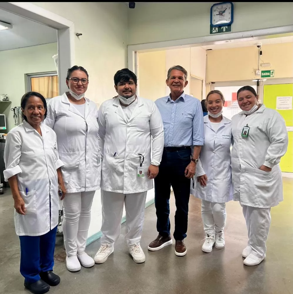 Durante visita ao Hospital Municipal, o prefeito esteve com profissionais da saúde, acompanhando de perto a rotina.