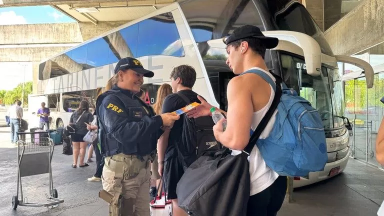 PRF realiza campanha “Pule, Brinque e Cuide” em defesa dos direitos da criança no Paraná