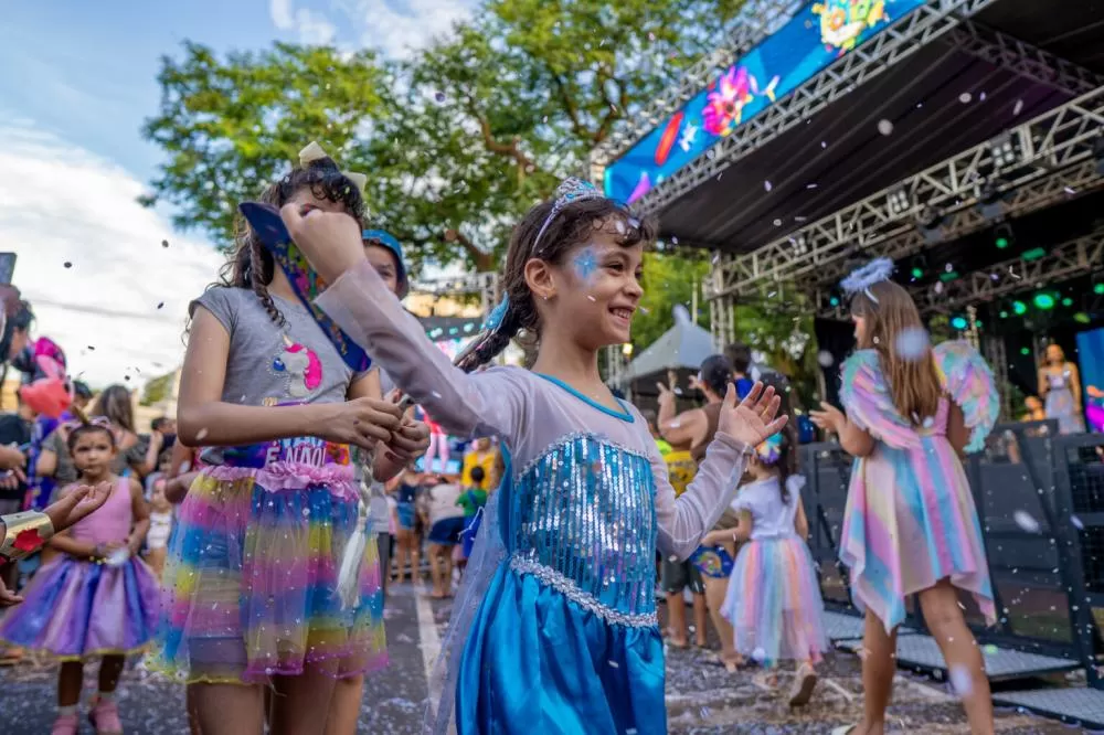  Desfile de fantasias infantis agitou a tarde do FozFolia 2026. Programação segue até terça-feira (17).
