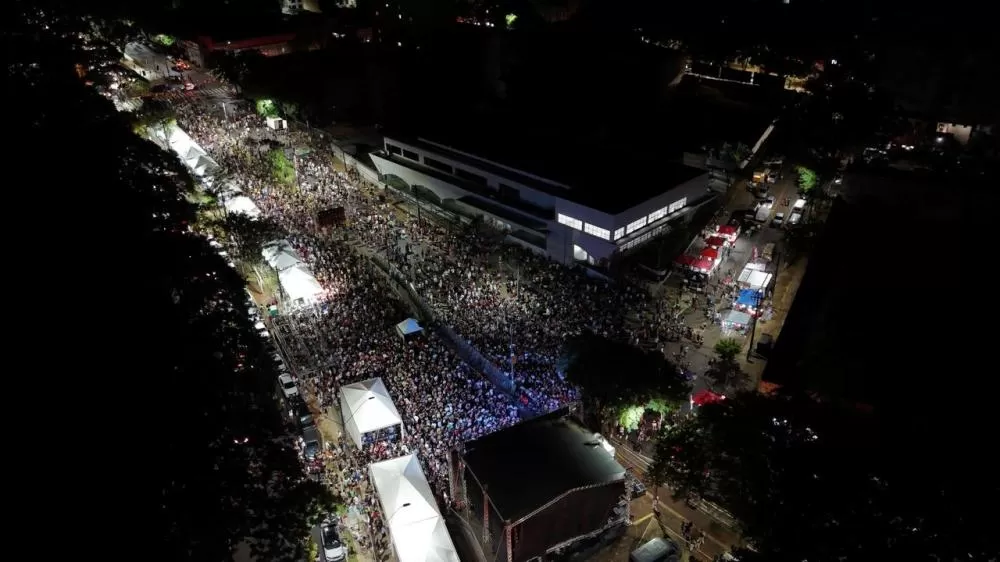 Avenida JK lotada: cerca de 55 mil foliões prestigiaram a edição histórica do FozFolia 2026 ao longo dos cinco dias de Carnaval.