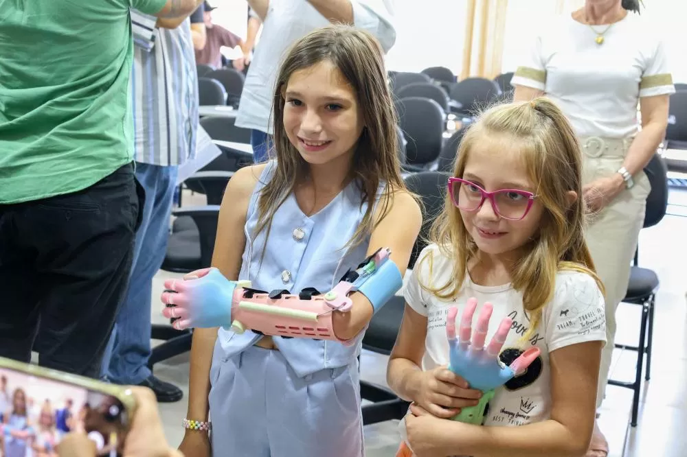 Menina conhece impressora 3D da Carreta da Inovação e recebe prótese de mão desenvolvida pelo Estado Foto: Prefeitura de Mamborê